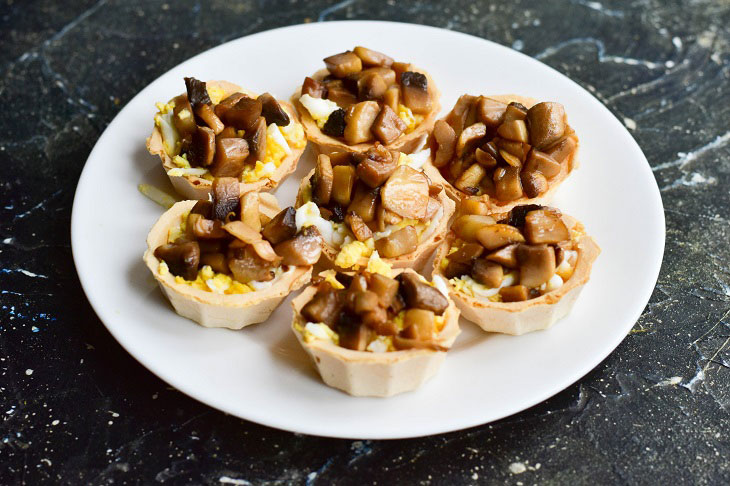 Snack in tartlets "Bulls" on the New Year's table - original and festive