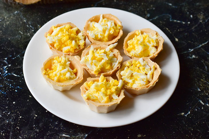 Snack in tartlets "Bulls" on the New Year's table - original and festive