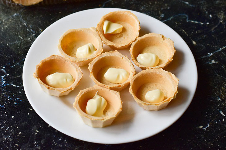 Snack in tartlets "Bulls" on the New Year's table - original and festive