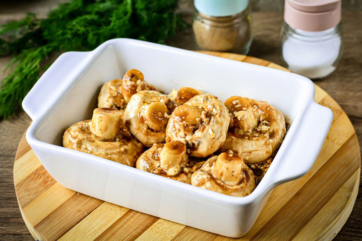 Whole mushrooms in the oven - a juicy and tasty snack