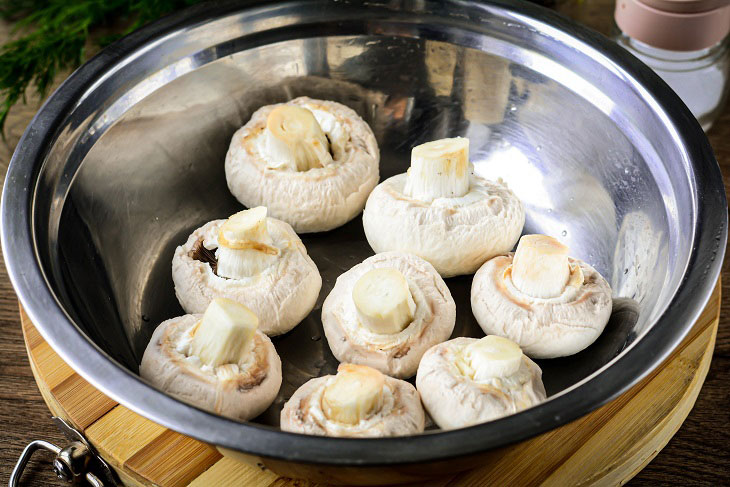 Whole mushrooms in the oven - a juicy and tasty snack