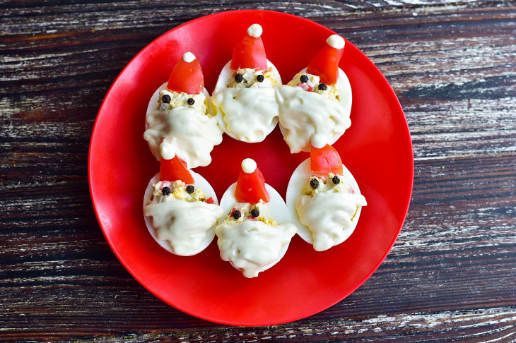 Stuffed eggs "Santa Claus" - an interesting snack on the New Year's table