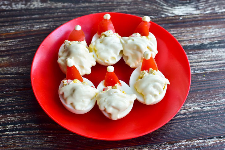 Stuffed eggs "Santa Claus" - an interesting snack on the New Year's table