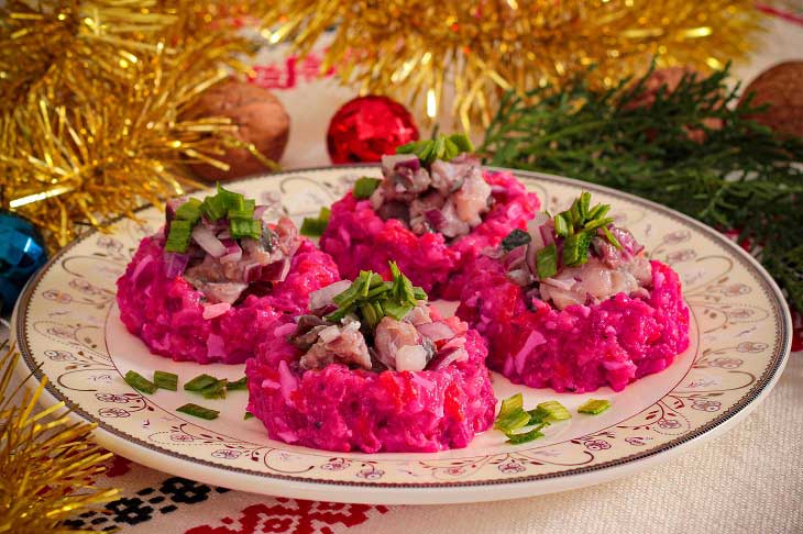 Herring under a fur coat on the contrary - a bright and festive snack