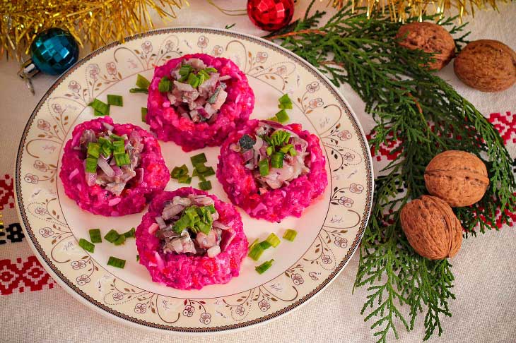 Herring under a fur coat on the contrary - a bright and festive snack