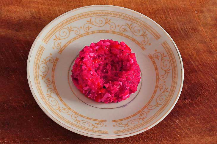 Herring under a fur coat on the contrary - a bright and festive snack