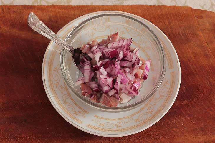 Herring under a fur coat on the contrary - a bright and festive snack