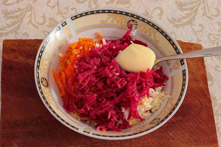 Herring under a fur coat on the contrary - a bright and festive snack