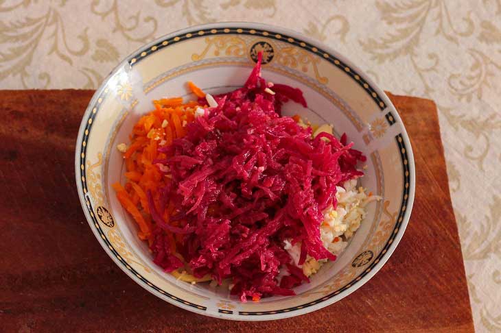 Herring under a fur coat on the contrary - a bright and festive snack