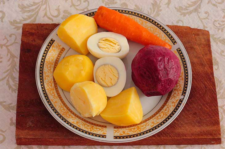 Herring under a fur coat on the contrary - a bright and festive snack