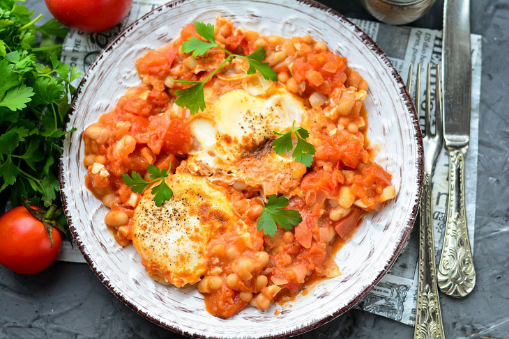 Scrambled eggs "Ranchero" in Mexican style - hearty and spicy