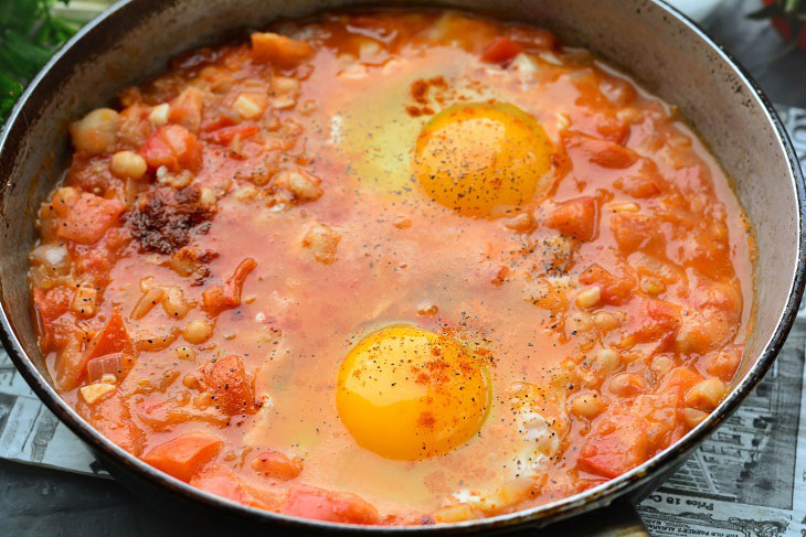 Scrambled eggs "Ranchero" in Mexican style - hearty and spicy