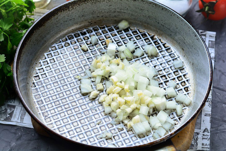 Scrambled eggs "Ranchero" in Mexican style - hearty and spicy