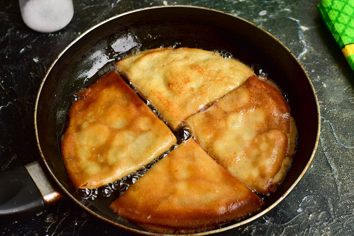 Benderiki with meat - delicious and crispy pancakes in Ukrainian