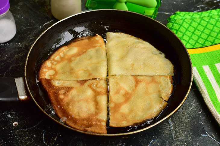 Benderiki with meat - delicious and crispy pancakes in Ukrainian