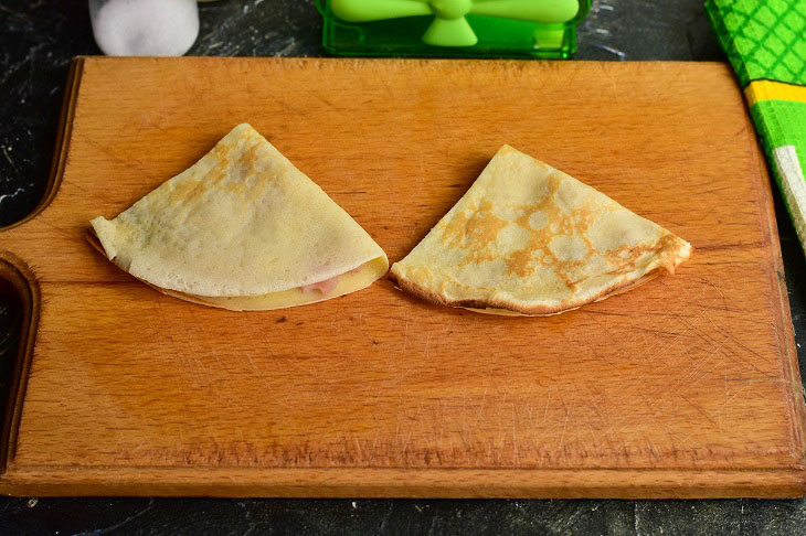 Benderiki with meat - delicious and crispy pancakes in Ukrainian