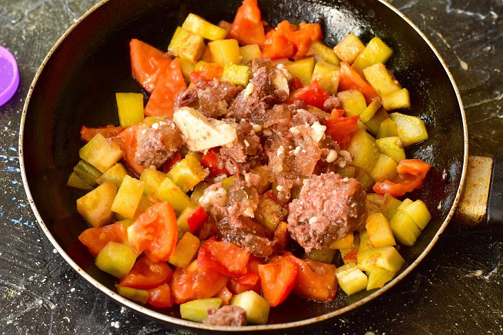 Eggplant with stew and tomatoes - a spicy and fragrant appetizer