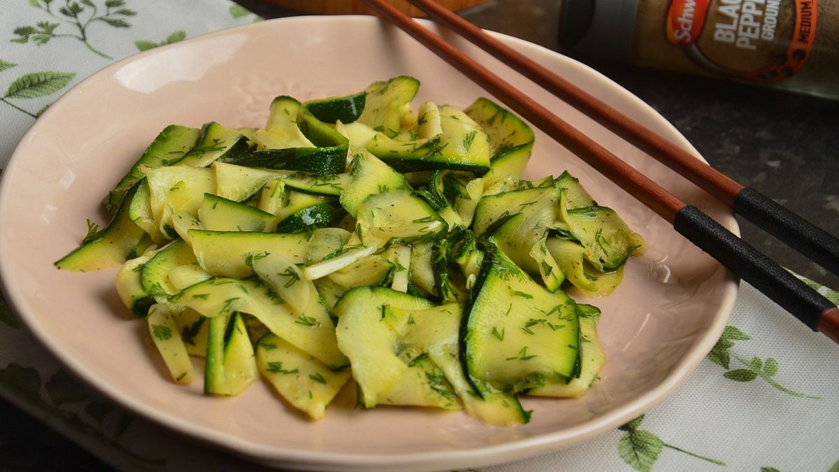 Lightly salted zucchini in a bag with garlic – a quick and easy snack