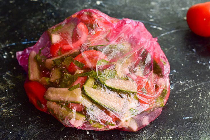 Lightly salted tomatoes and cucumbers in a bag - a simple and tasty recipe