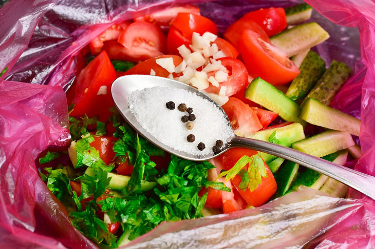 Lightly salted tomatoes and cucumbers in a bag - a simple and tasty recipe