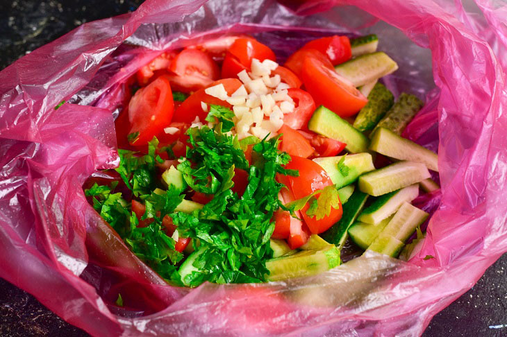 Lightly salted tomatoes and cucumbers in a bag - a simple and tasty recipe