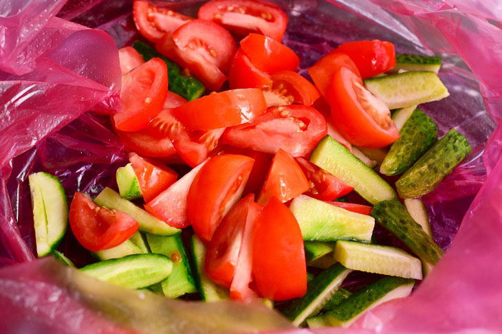 Lightly salted tomatoes and cucumbers in a bag - a simple and tasty recipe