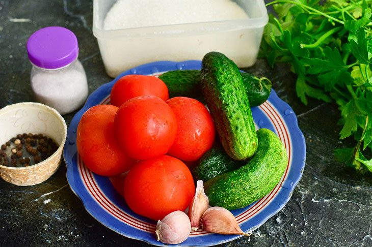 Lightly salted tomatoes and cucumbers in a bag - a simple and tasty recipe