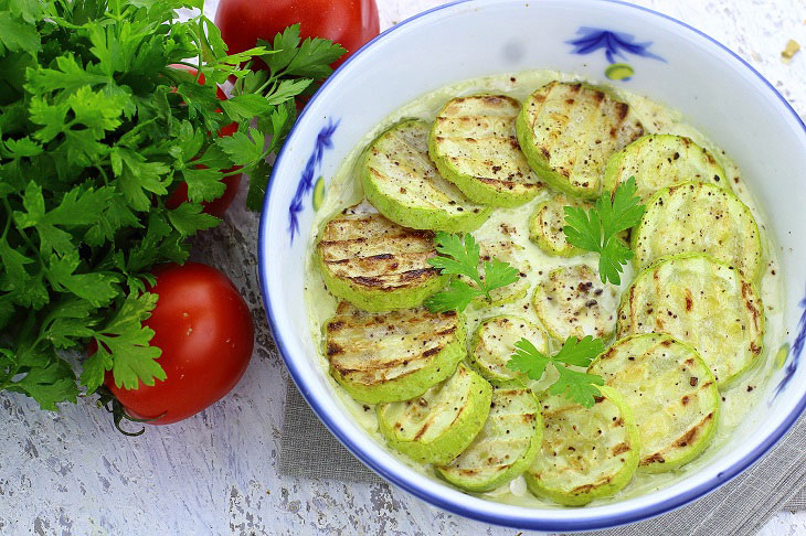 Zucchini in cream in the oven - a tender and tasty snack