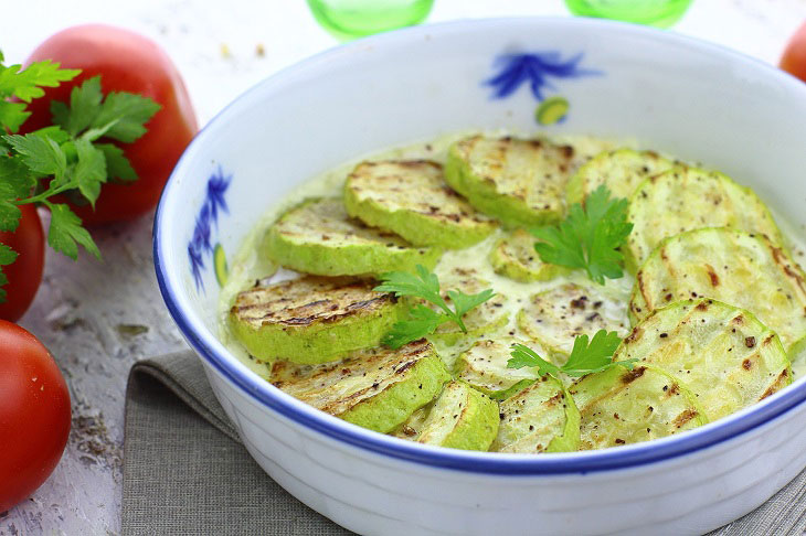 Zucchini in cream in the oven - a tender and tasty snack