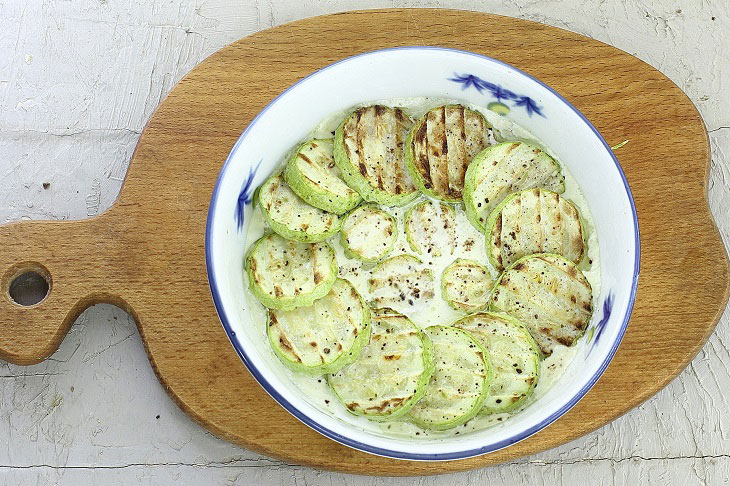 Zucchini in cream in the oven - a tender and tasty snack