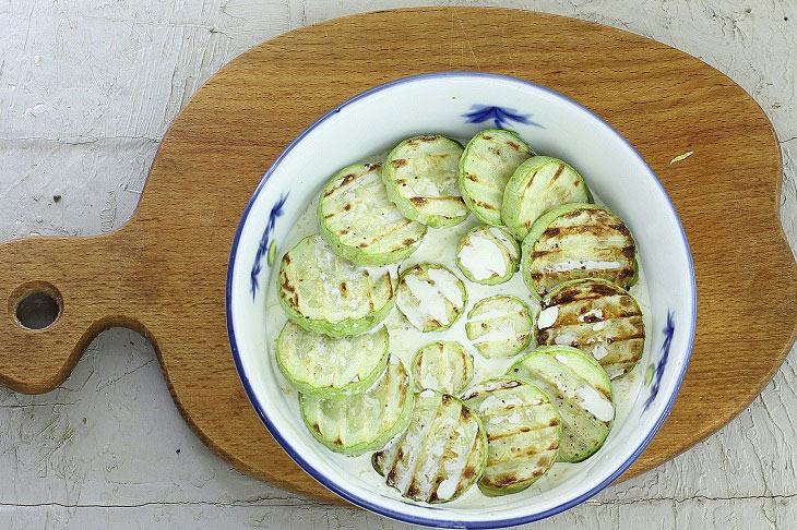 Zucchini in cream in the oven - a tender and tasty snack