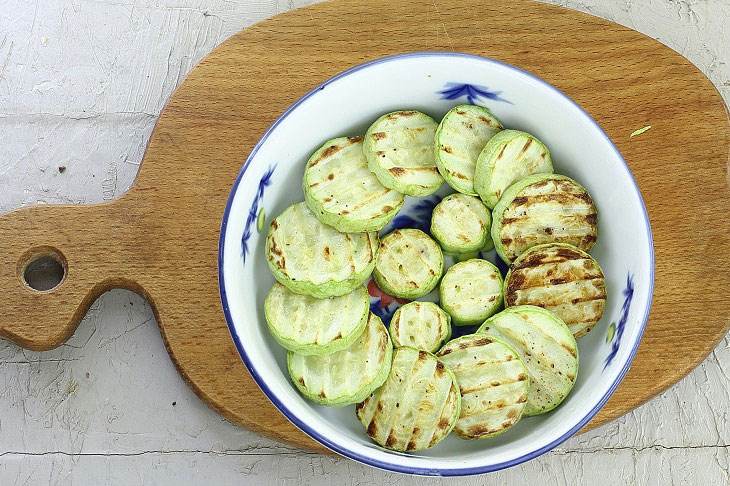 Zucchini in cream in the oven - a tender and tasty snack