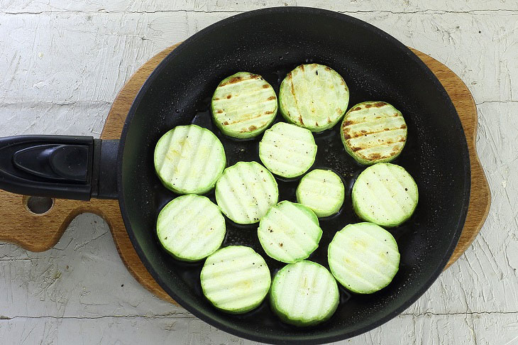 Zucchini in cream in the oven - a tender and tasty snack