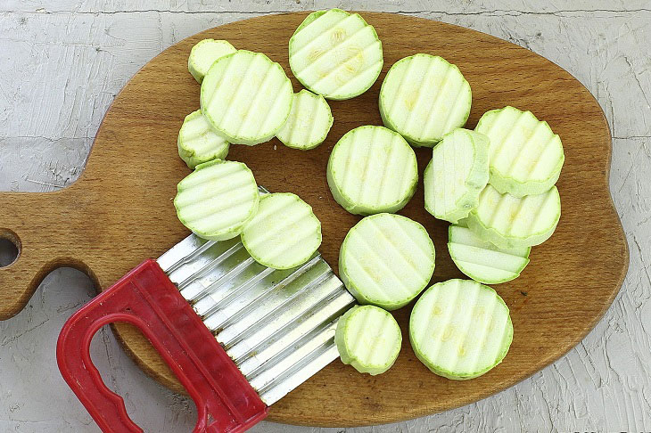 Zucchini in cream in the oven - a tender and tasty snack