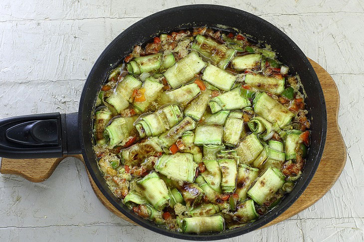 Zucchini in honey marinade - a spicy sweet and spicy snack