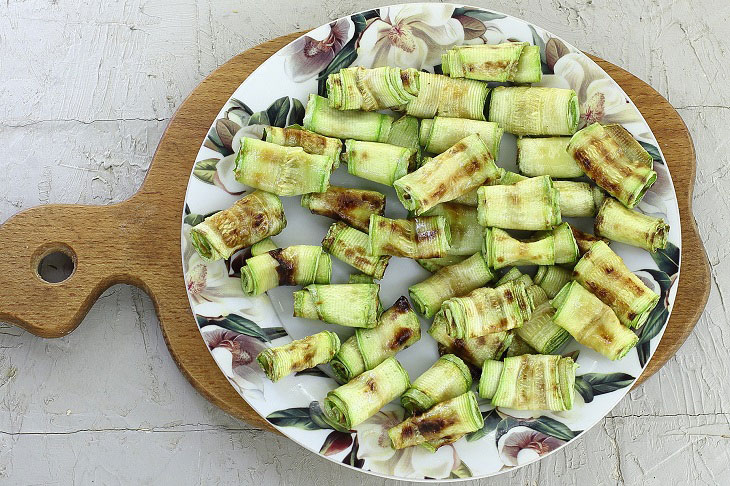 Zucchini in honey marinade - a spicy sweet and spicy snack