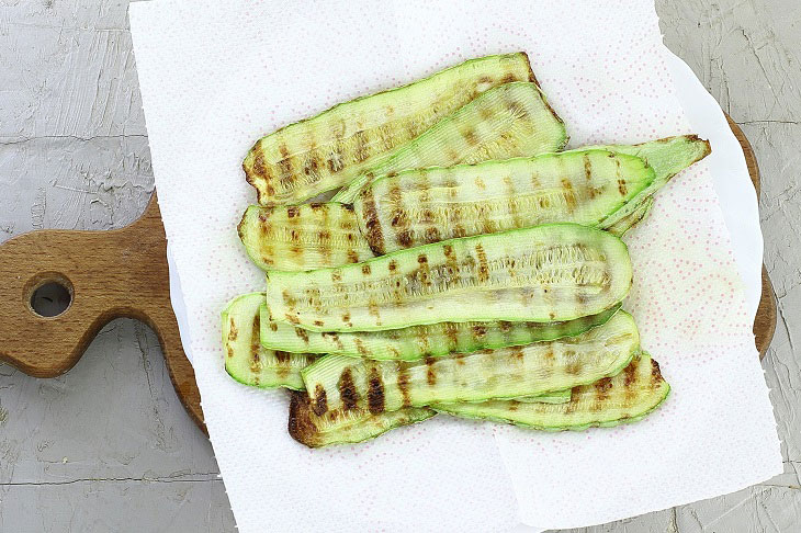 Zucchini in honey marinade - a spicy sweet and spicy snack