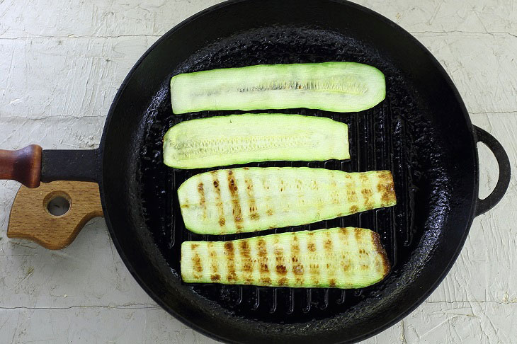 Zucchini in honey marinade - a spicy sweet and spicy snack