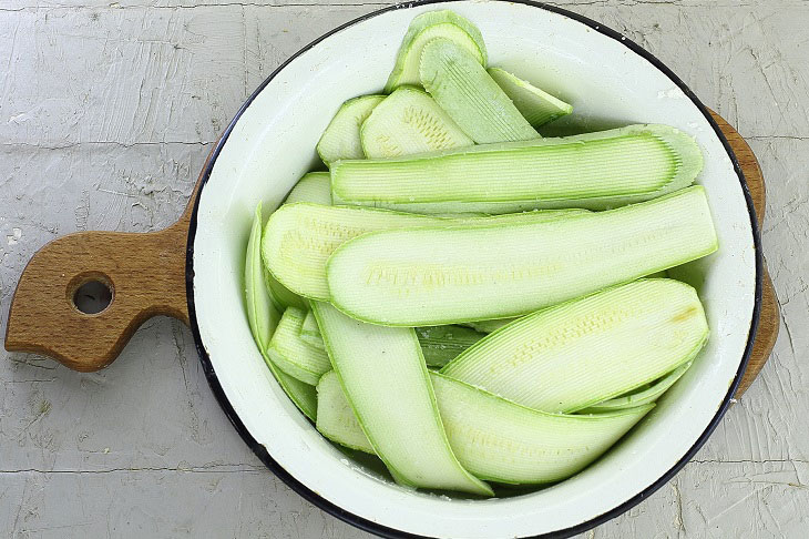 Zucchini in honey marinade - a spicy sweet and spicy snack