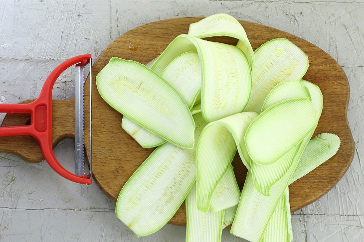 Zucchini in honey marinade - a spicy sweet and spicy snack