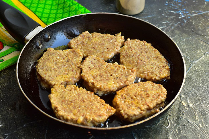 Hearty buckwheat cutlets with cheese - tasty and budget