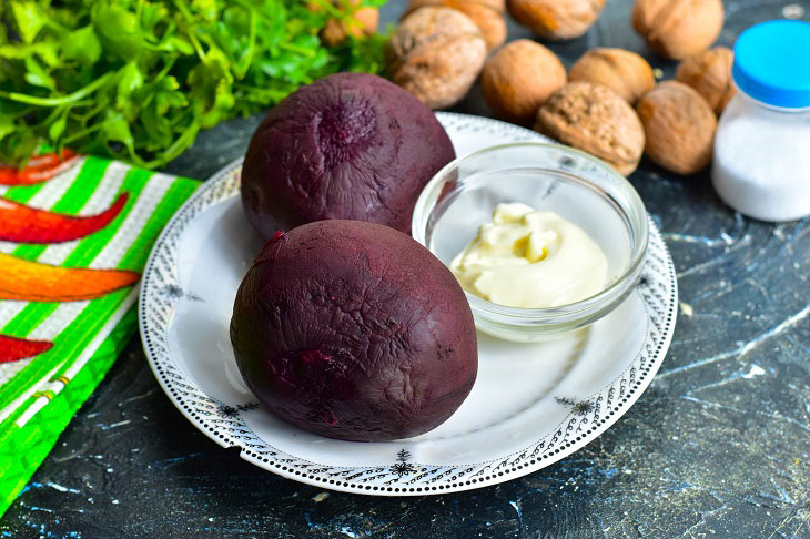 Beetroot balls with nuts - a bright and beautiful snack for any occasion