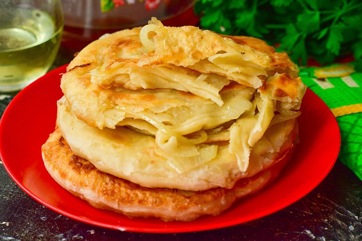 Katlama with onions in a pan - delicious and hearty Uzbek flatbread