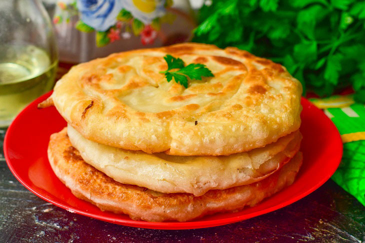 Katlama with onions in a pan - delicious and hearty Uzbek flatbread