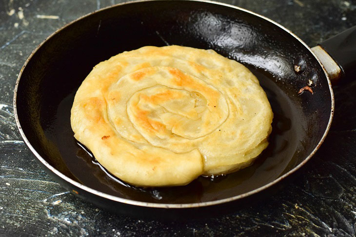 Katlama with onions in a pan - delicious and hearty Uzbek flatbread