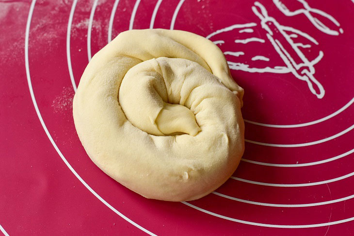 Katlama with onions in a pan - delicious and hearty Uzbek flatbread