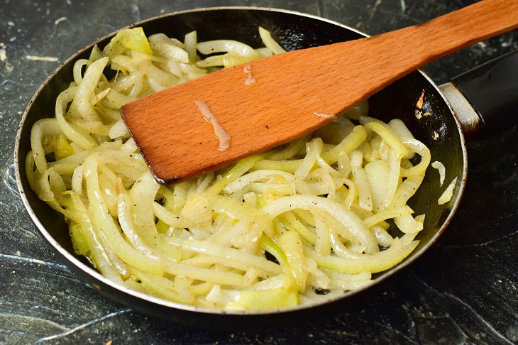 Katlama with onions in a pan - delicious and hearty Uzbek flatbread