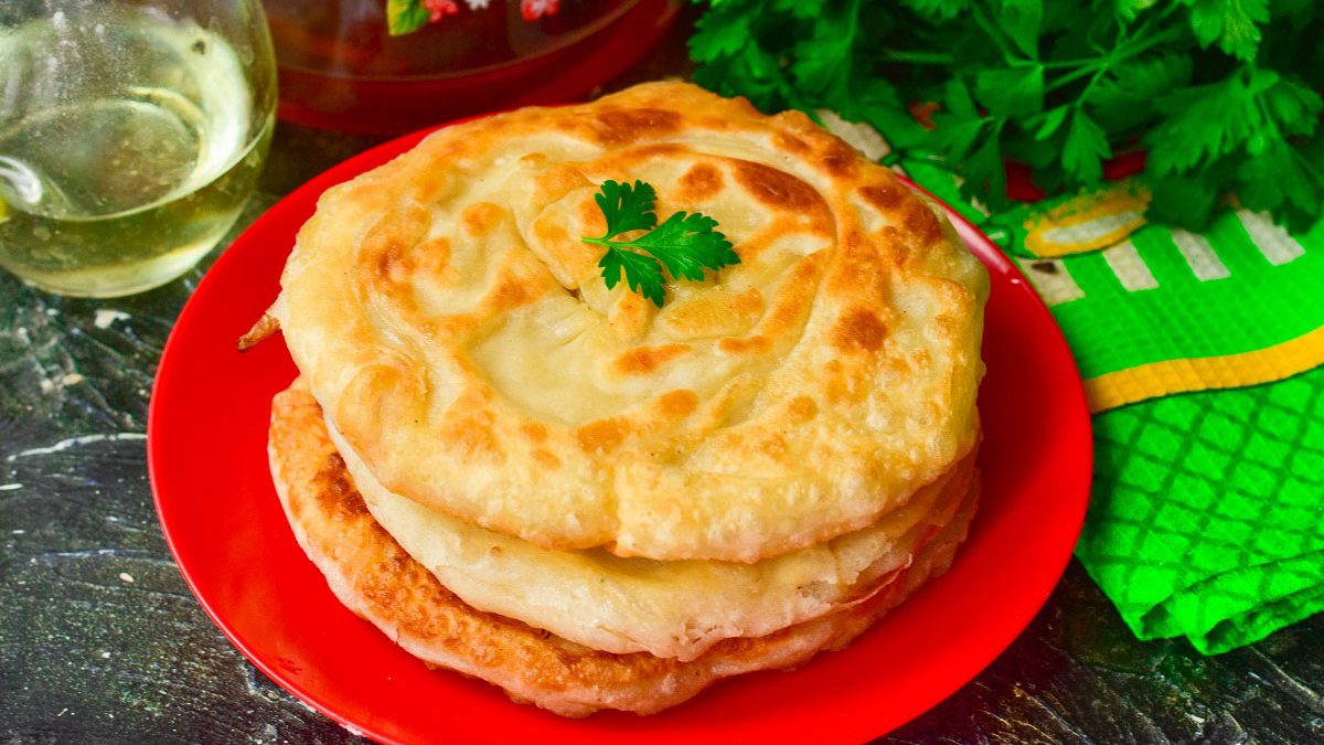 Katlama with onions in a pan – delicious and hearty Uzbek flatbread