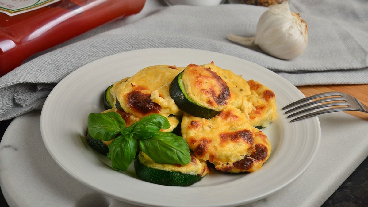 Zucchini baked with suluguni – a spicy and aromatic snack