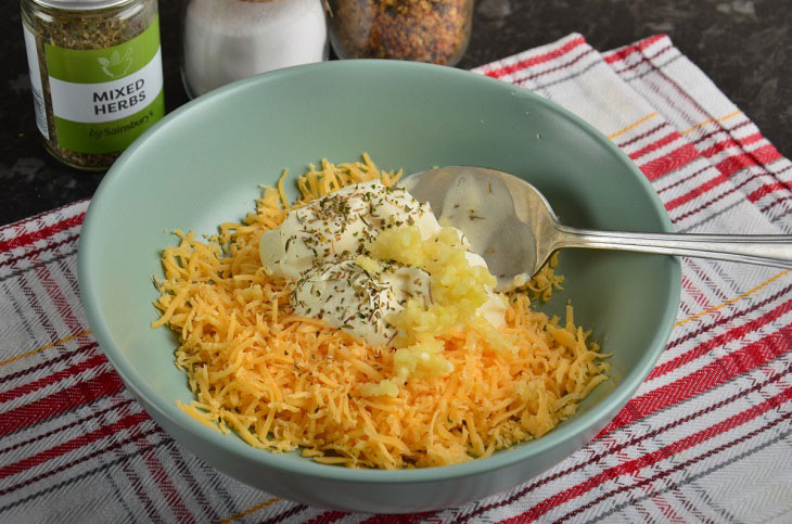 Zucchini baked with suluguni - a spicy and aromatic snack